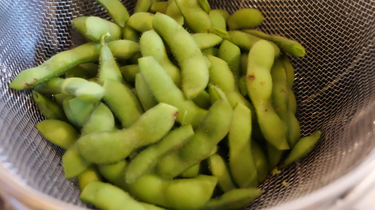 庭の家庭菜園で自然農法にチャレンジ　枝豆を収穫